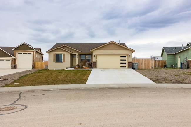 Photo - 1594 NE Cinder Loop