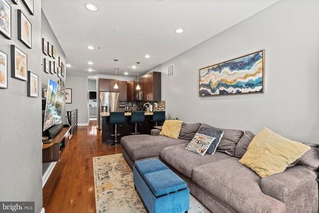 Photo - 2115 Carpenter St