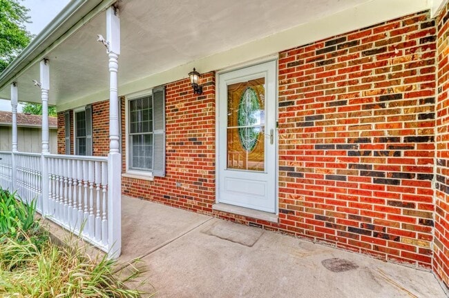 1102 Country Dr