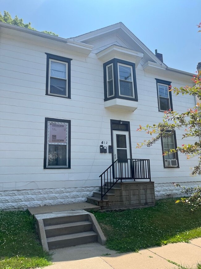 Building Photo - 412 N Linn St Unit 412-02