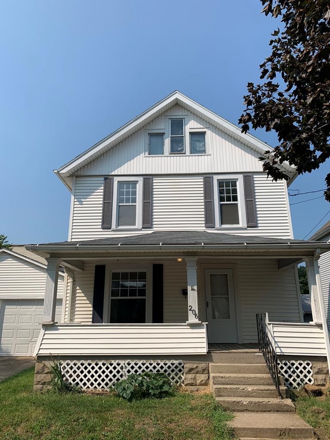 Building Photo - 206 E 10th St