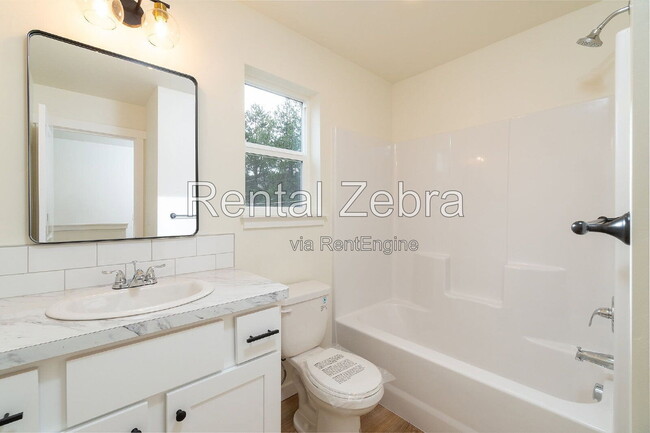 Photo - 611 SE Dunham St Unit 2 2