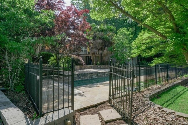 Photo - 2850 Cravey Dr NE