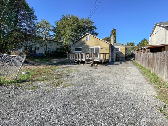Building Photo - 618 5th St SE