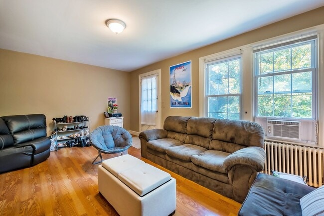 Photo - NW Rowhouse Near Georgetown University & Hospital Available Early August