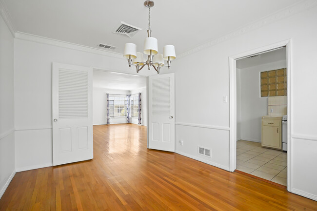 Dining room - 8214 De Longpre Ave Apartments