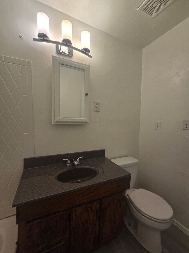 Photo - 3 Bed 1 Bath Home in Shawnee!