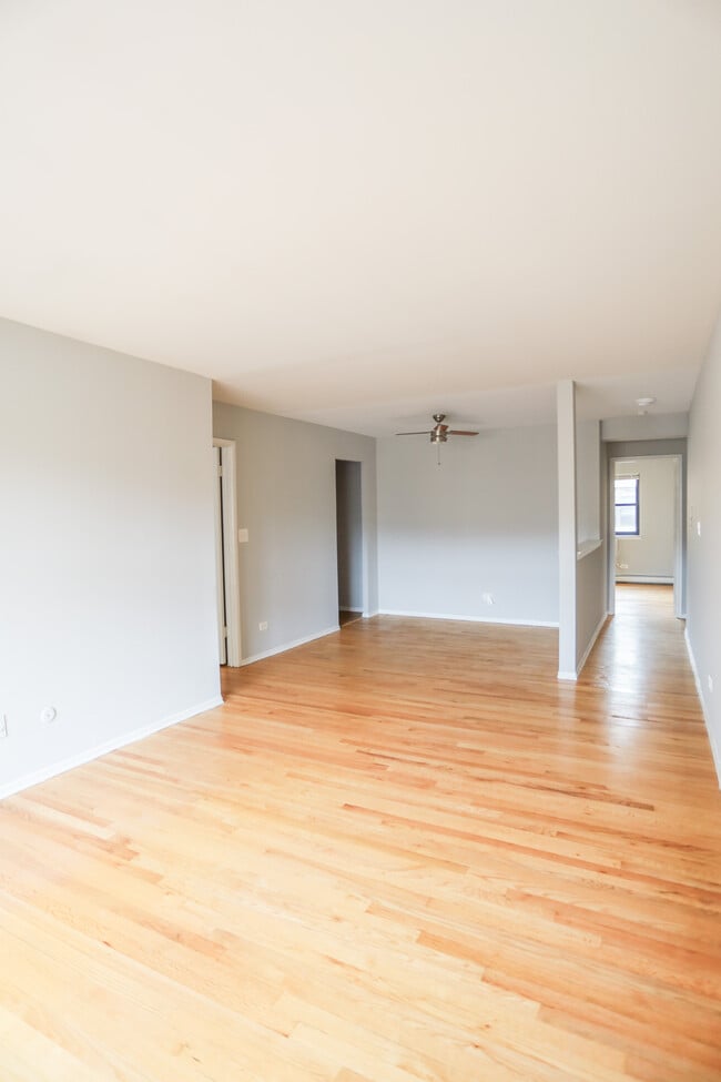 Building Photo - 2835 N Cambridge Ave Unit #467