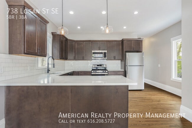 Photo - 738 Logan St SE