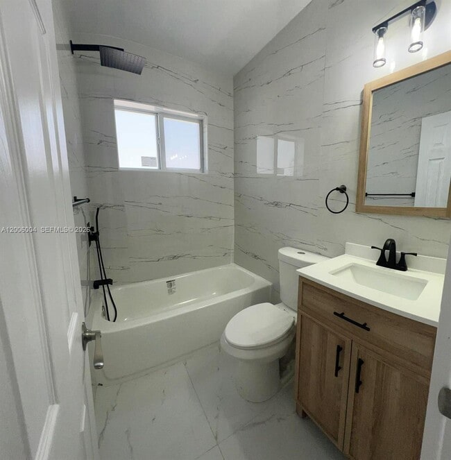 Building Photo - 2041 NW 2nd St Unit 2041