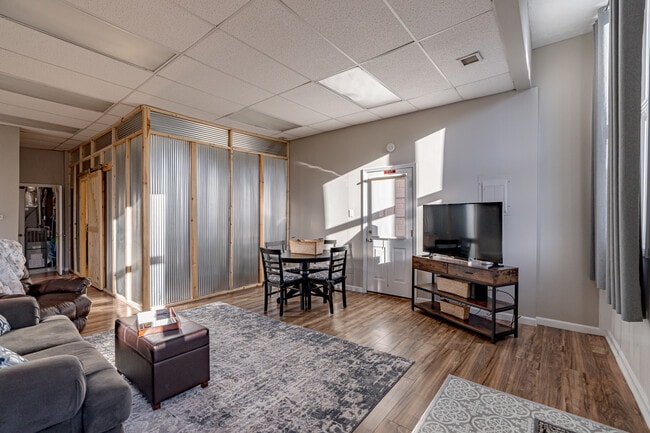 Building Photo - 306 Main St Rental