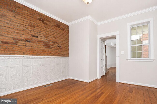 Photo - 115 E West St