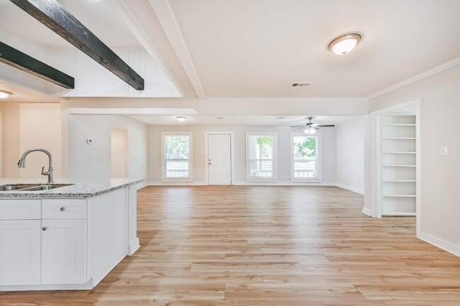 Photo - 706 Azalea St