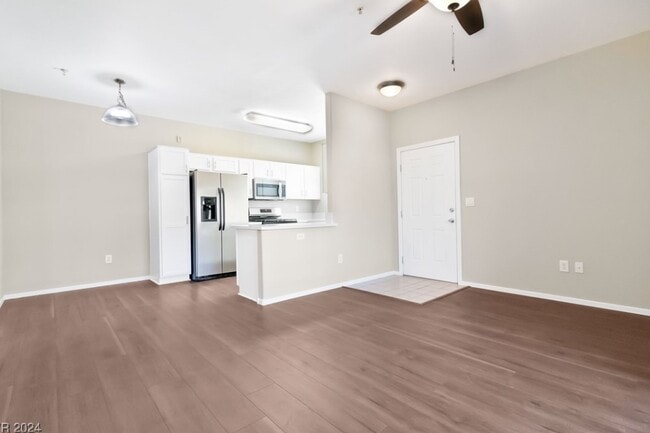 Building Photo - 2291 W Horizon Ridge Pky Unit 4121 Gables
