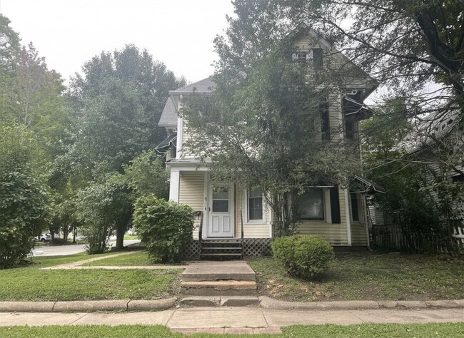 Building Photo - "Cozy 1-Bedroom Gem in Springfield's Heart – Your Perfect Urban Retreat!" Unit 1