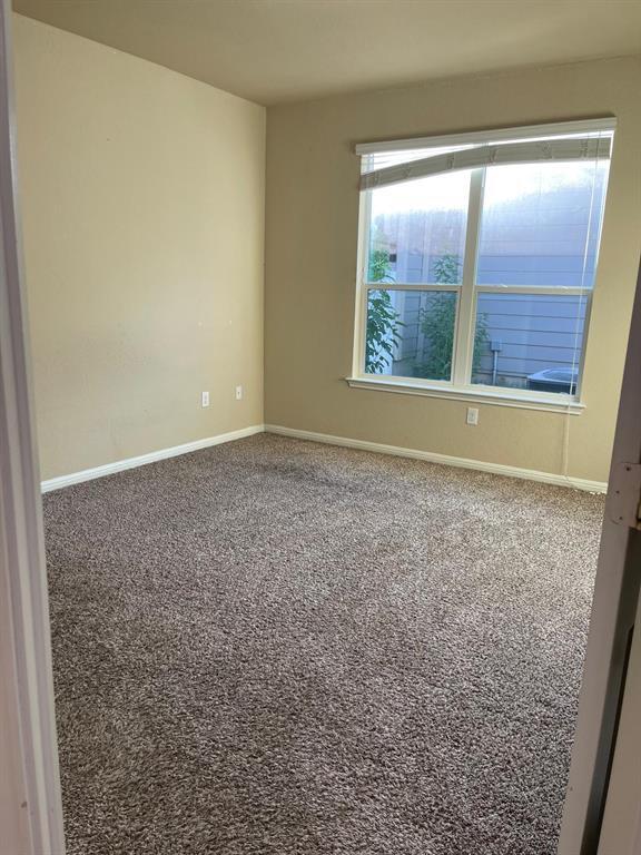 Photo - 404 Crater Lake Dr