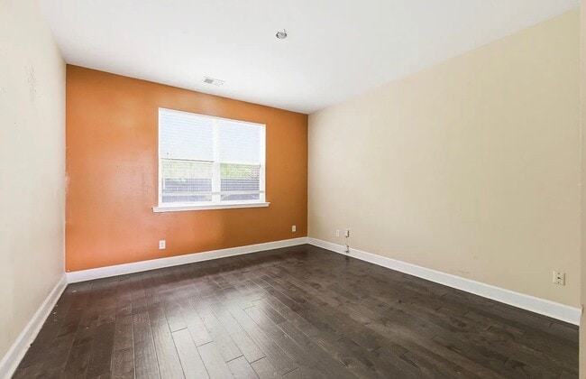 Photo - 2882 Edgewater St SW
