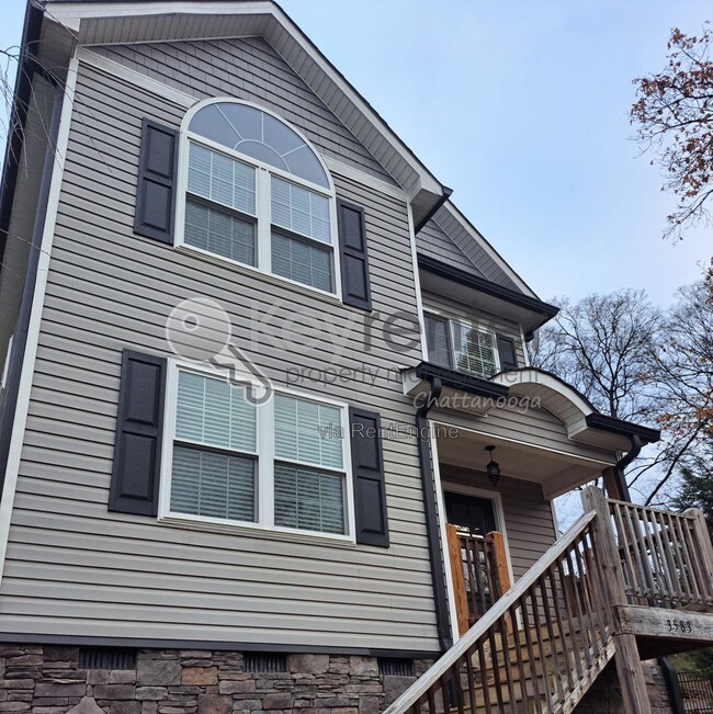 Photo - 3583 Crompton St