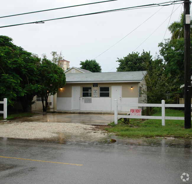 Building Photo - 810-812 NE 4th St Rental