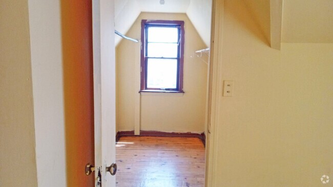Building Photo - Convenient Showings — No Appointment Needed! Rental