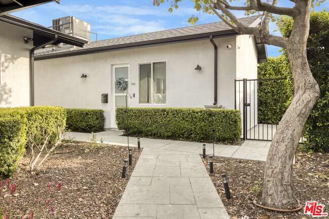 Photo - 7310 Woodley Ave