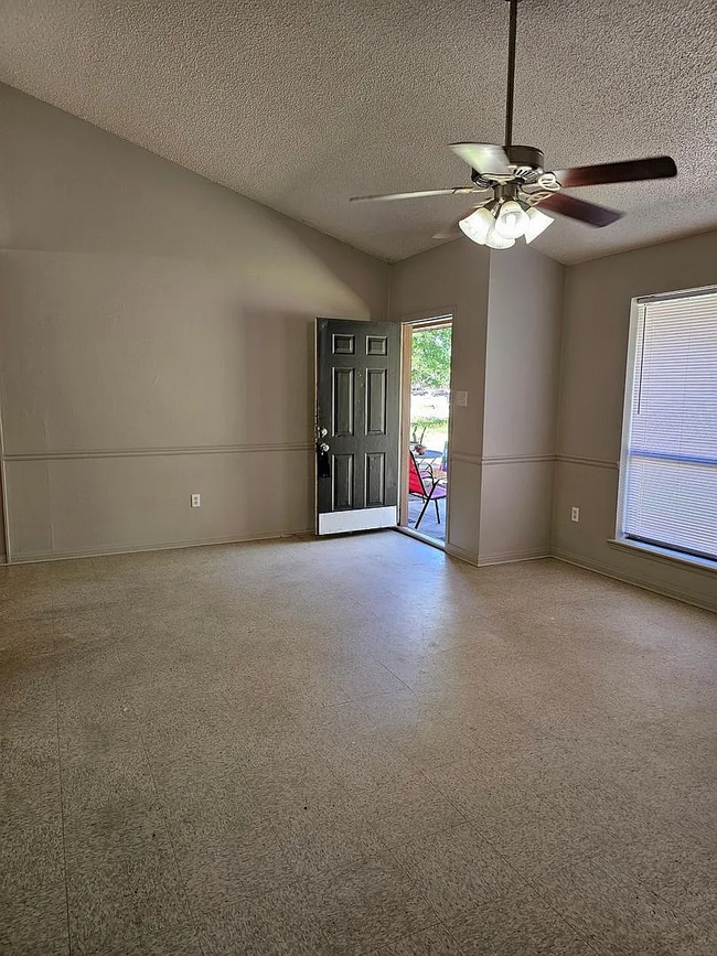 Building Photo - 44176 Simpson Pl Unit B