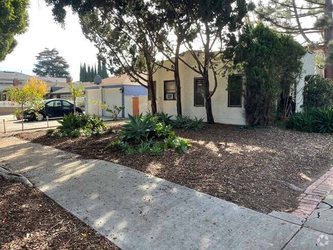 Building Photo - 4241 Lincoln Ave Unit C Rental