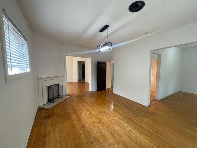 2917 N Richards St Unit 2919 N Richards St (Upper)