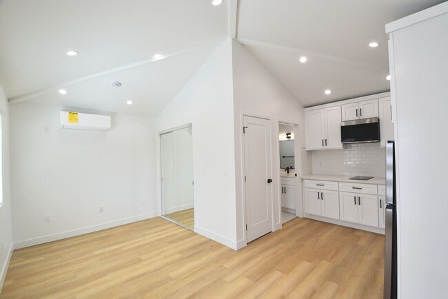 Photo - 10839 Moorpark St Unit 47