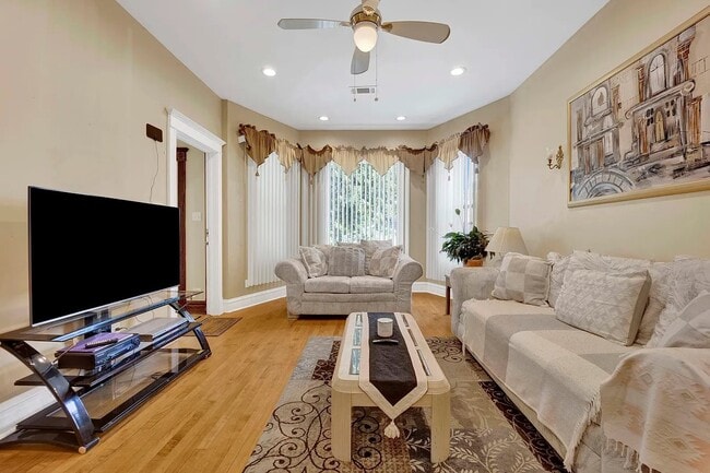 Photo - 4143 W Roscoe St