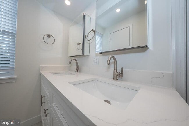 Photo - 1740 Oakwood Terrace Unit 14-E