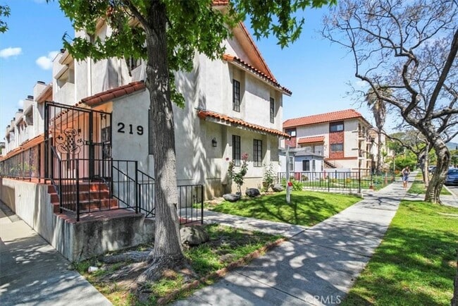 219 N Isabel St