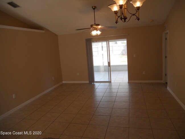 Photo - 599 Evergreen St NE