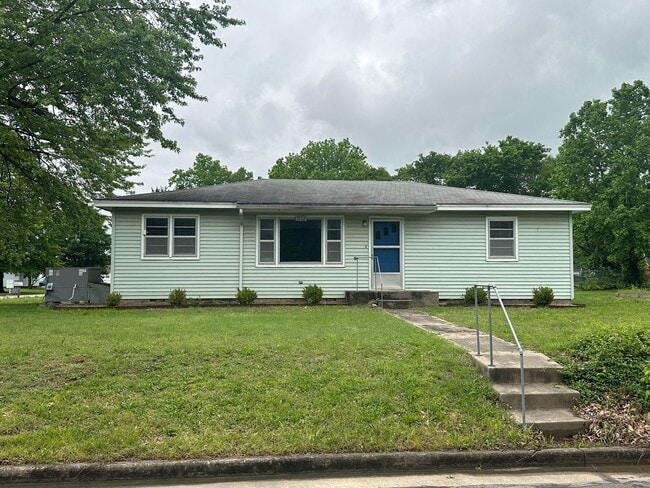 Building Photo - 3 BEDROOM 1 BATH IN JOPLIN-$1200 RENT-$1200 DEPOSIT