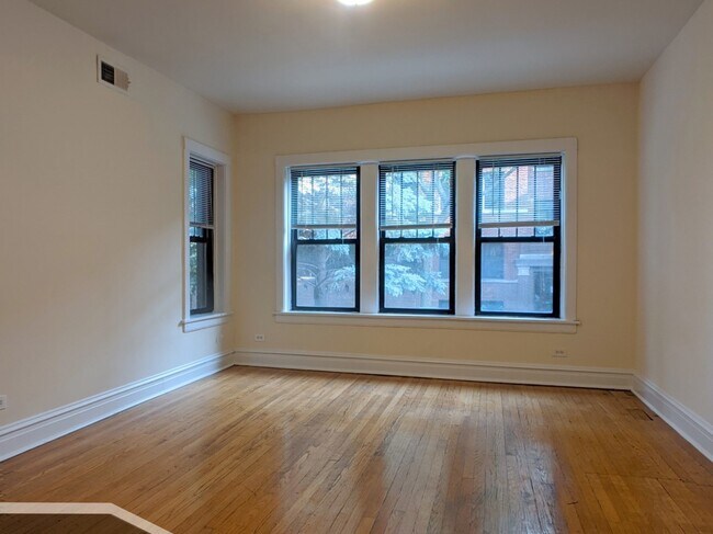 Photo - 2524 N Kedzie Blvd Unidad 3E Rental