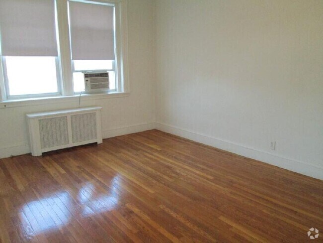 Building Photo - 9/1 No Fee! Spacious 1BR apartment in elev...