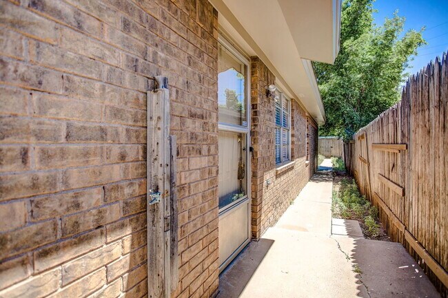 Photo - Cute & Cozy Two Bedroom Centrally Located ... Unidad A