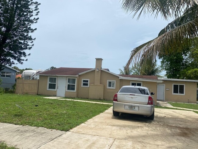 Building Photo - 1124 NW 100th Terrace Unit 2 Rental