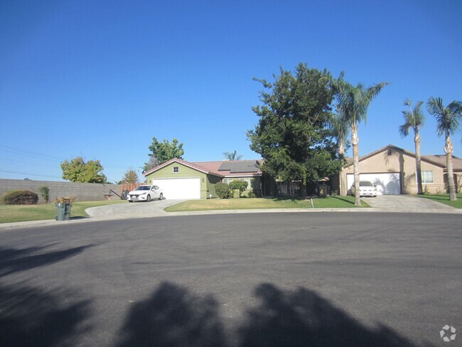 Building Photo - Nice 4 Bedroom Home with Pool.