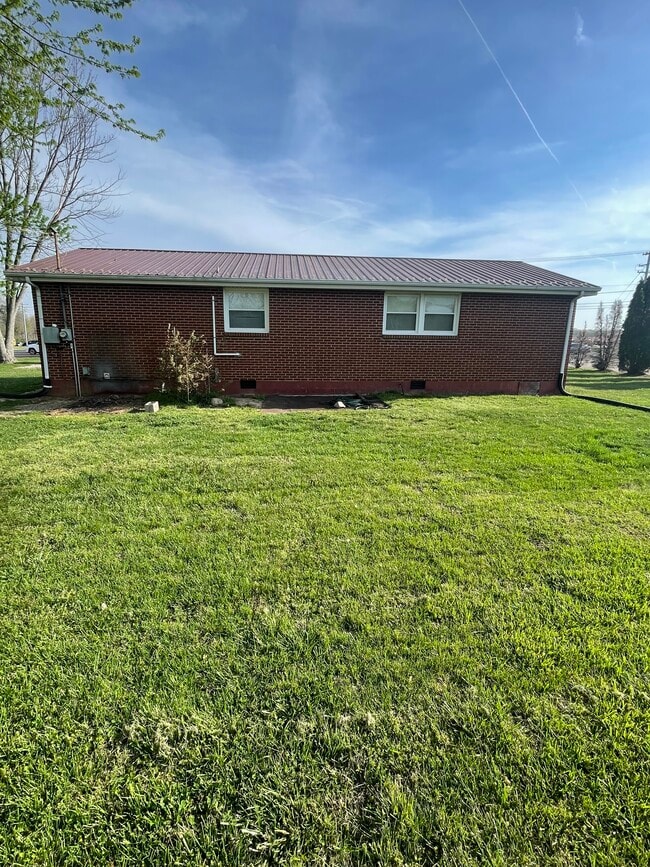 Photo - 1190 Rossview Rd