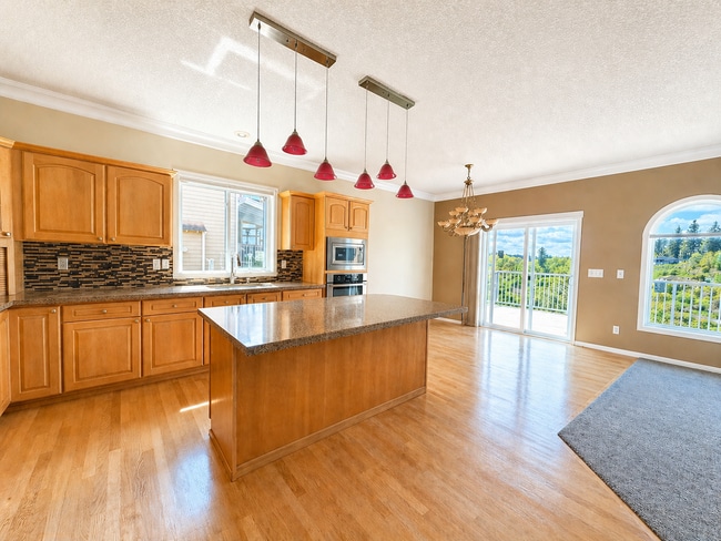 Photo - 2437 SW Linneman Dr