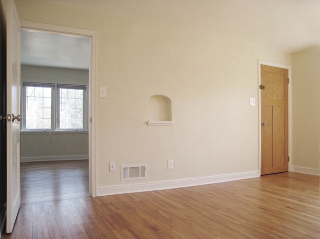 Livingroom looking into bederoom - 1511 7th ave nw Townhome