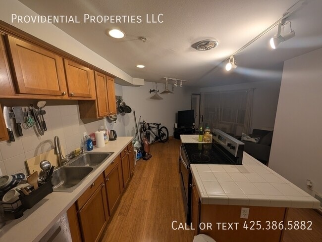 Building Photo - 2111 Waverly Pl N