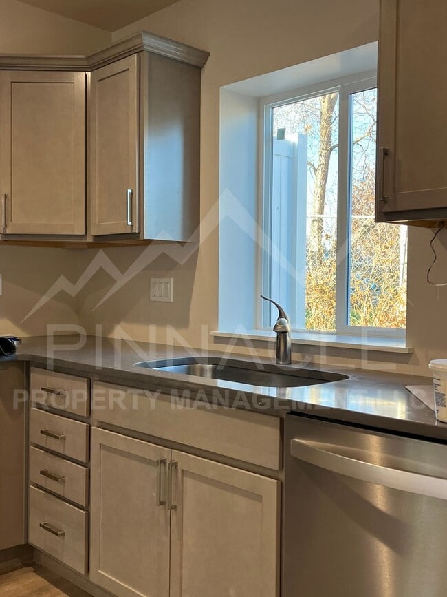 15 Chicago Ave Unit B