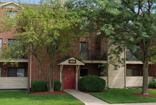 Building Photo - 1935 N Hicks Rd Unit 106