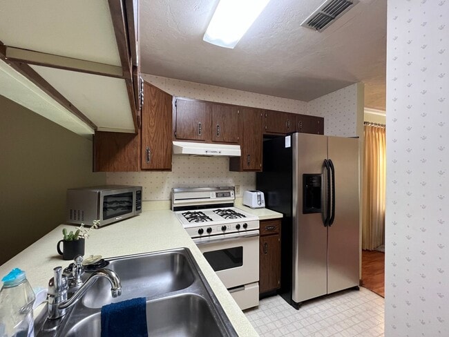 Photo - 913 New Bedford Dr