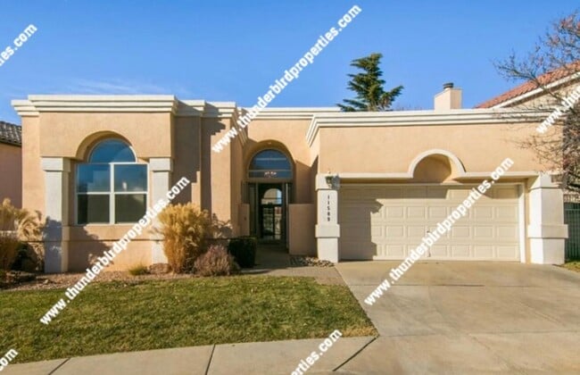Building Photo - Tanoan Gated 3 bedroom, 2 bath home