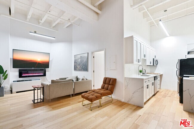 Building Photo - 312 W 5th St Unit 208 Rental