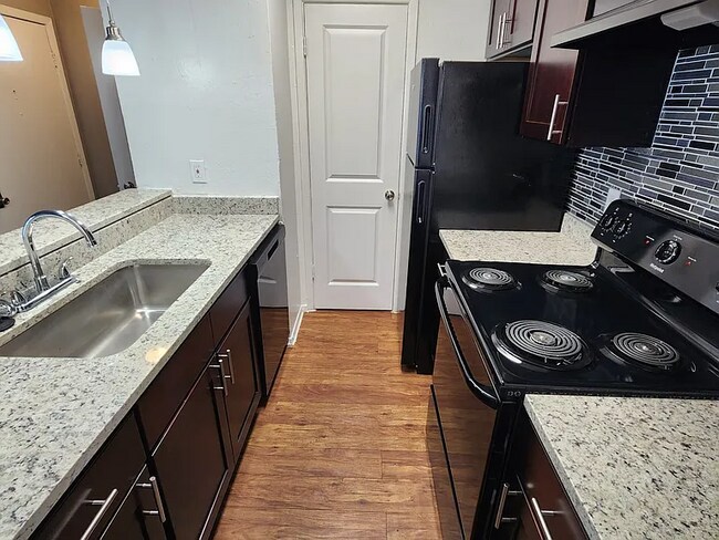 13740 Montfort Dr Unidad Doral & Montfort Valley - 2 Bedroom