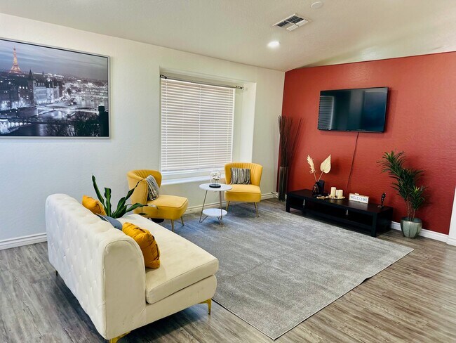 Photo - 2745 E Hartford Ave